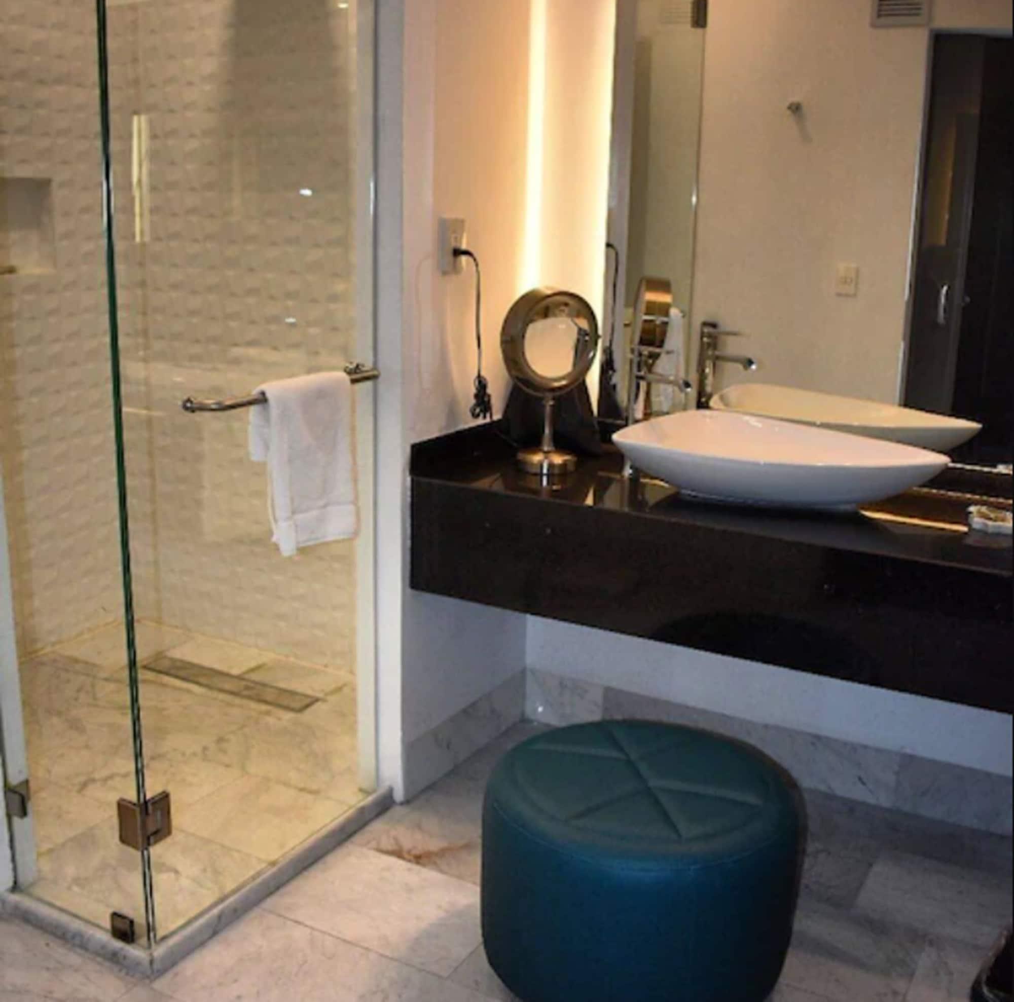 Baruk Guadalajara Hotel De Autor Buitenkant foto A bathroom in a hotel