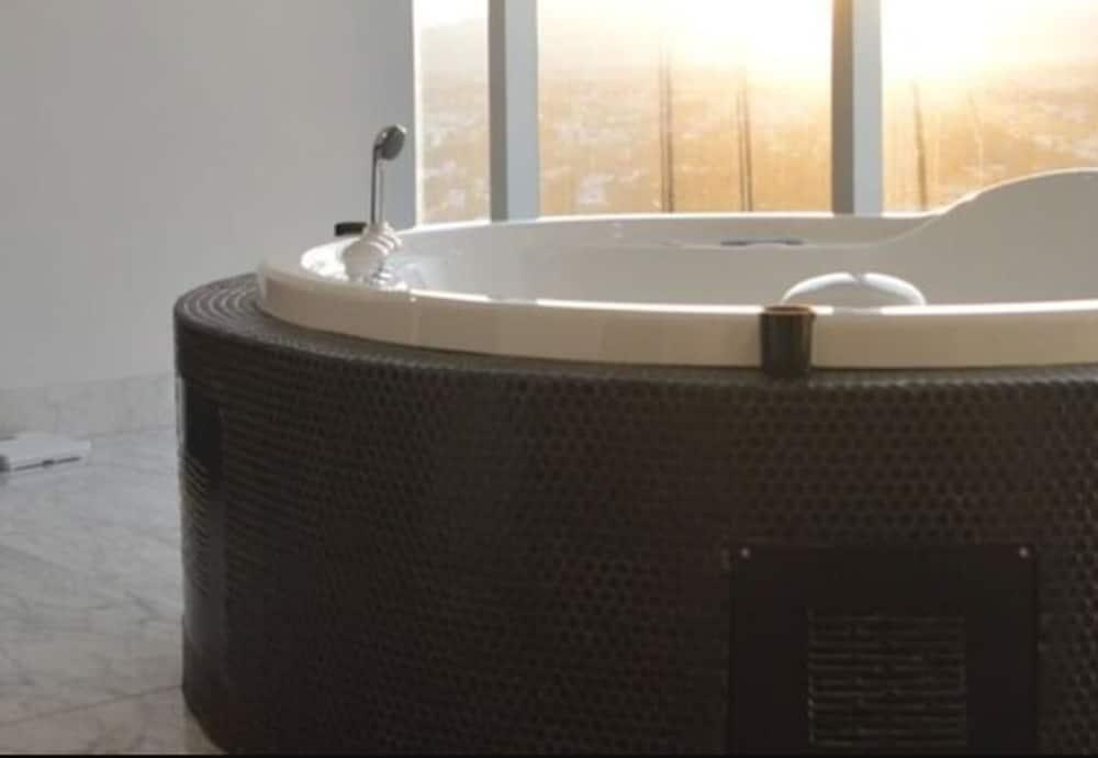Baruk Guadalajara Hotel De Autor Buitenkant foto A whirlpool bathtub