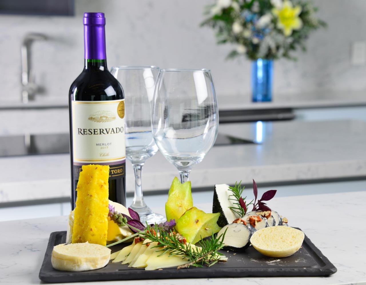 Baruk Guadalajara Hotel De Autor Buitenkant foto A wine and cheese pairing
