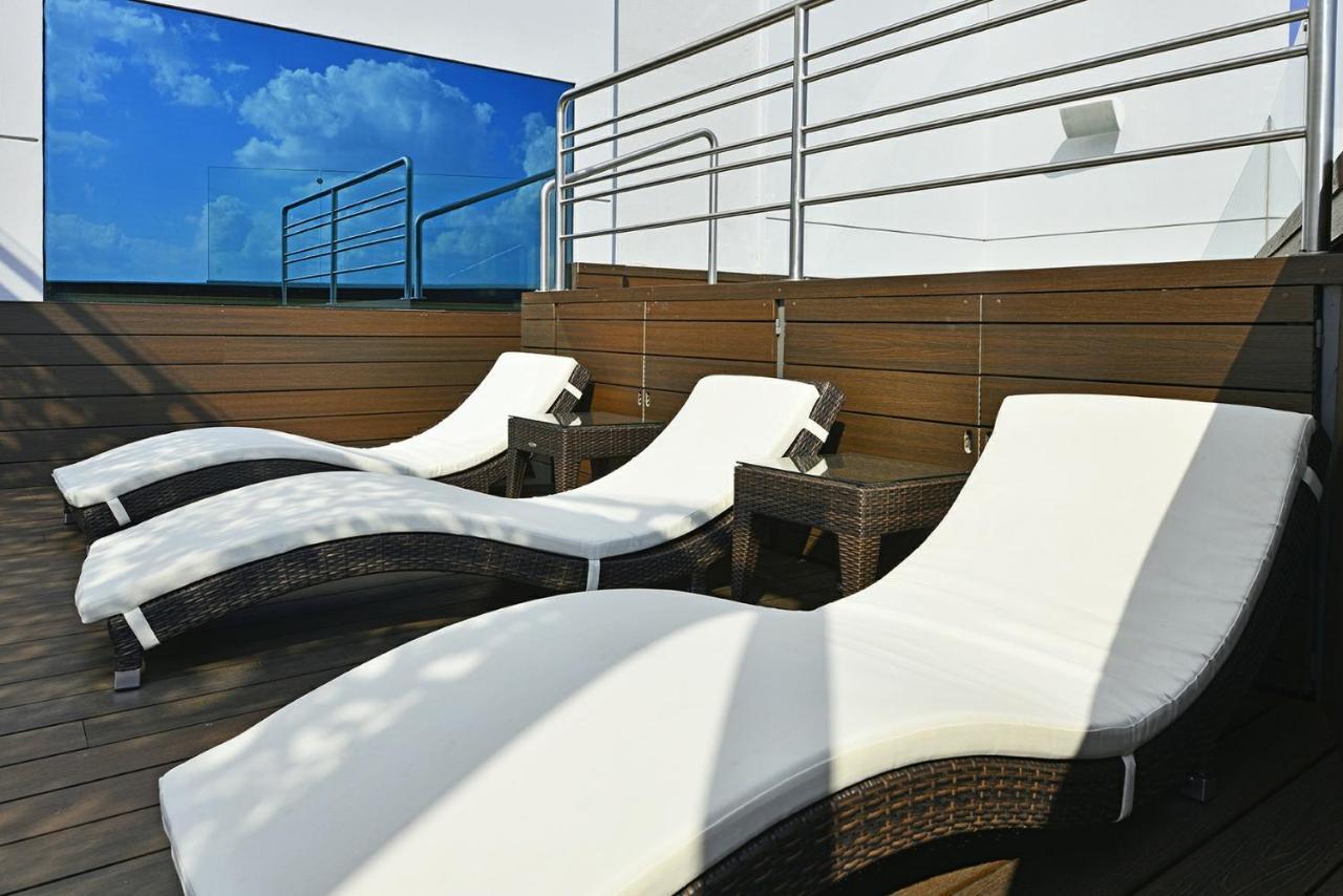 Baruk Guadalajara Hotel De Autor Buitenkant foto Sunbathing chairs on the deck of a cruise ship