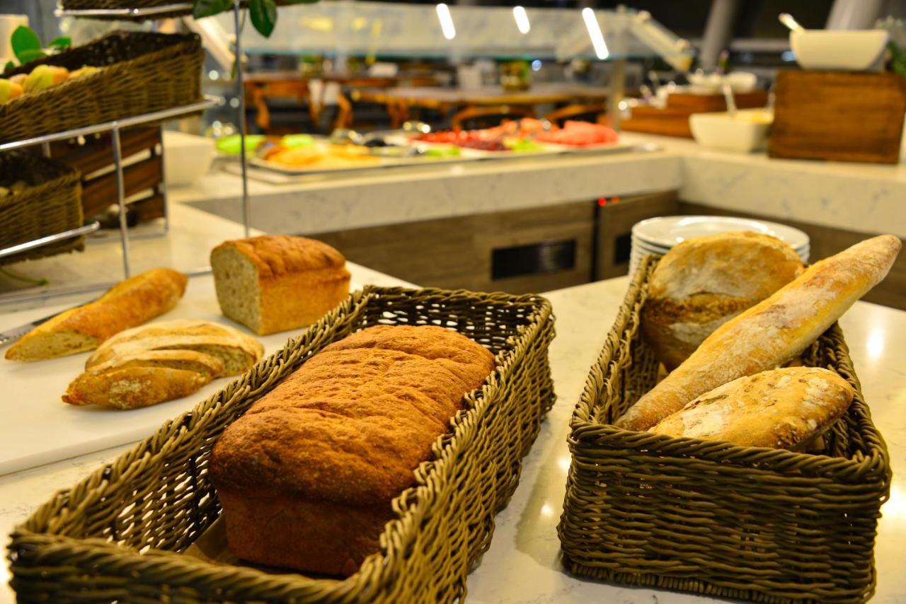 Baruk Guadalajara Hotel De Autor Buitenkant foto Bread at a buffet