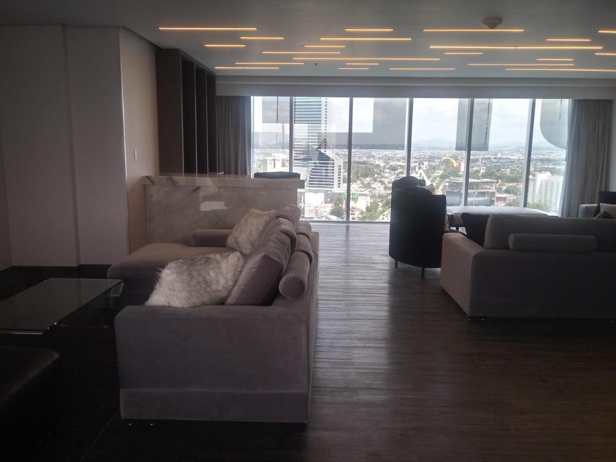 Baruk Guadalajara Hotel De Autor Buitenkant foto A living room in a penthouse apartment at the Ritz-Carlton, DIFC